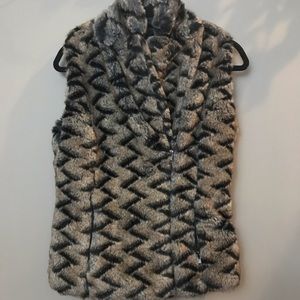 faux fur || print vest